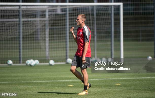 The new member Holger Badstuber runs across the pitch during the training of German Bundesliga soccer club VfB Stuttgart in Stuttgart, Germany, 07...