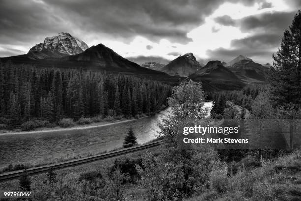 a wide angle view to the bow valley and river at morant's curve (black & white) - bow valley 個照片及圖片檔