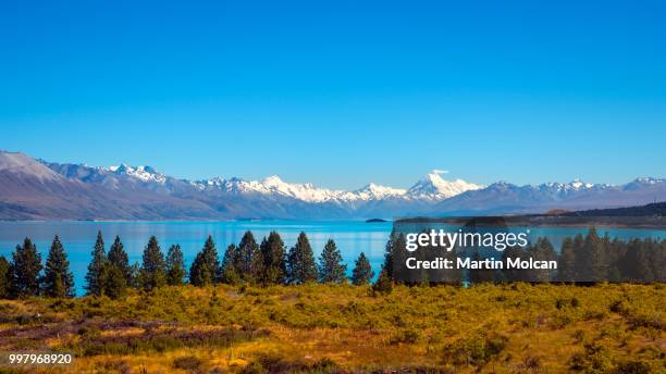 lake pukaki and mt cook mountain range - lake pukaki stockfoto's en -beelden