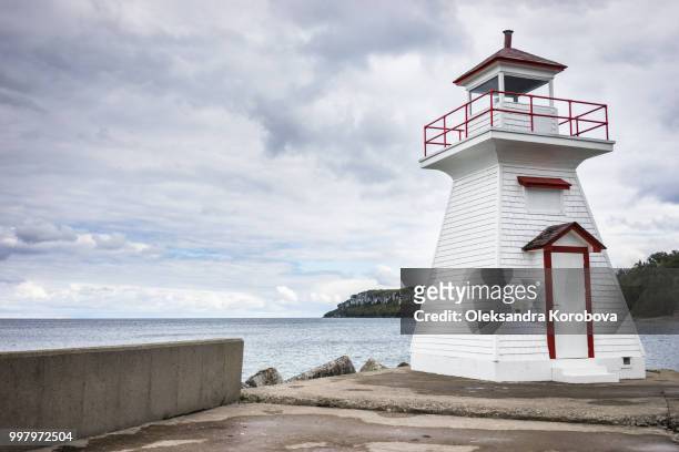 lighthouse on the shoreline of georgian bay, lake huron, near lion's head, bruce peninsula. - ヒューロン湖 ストックフォトと画像