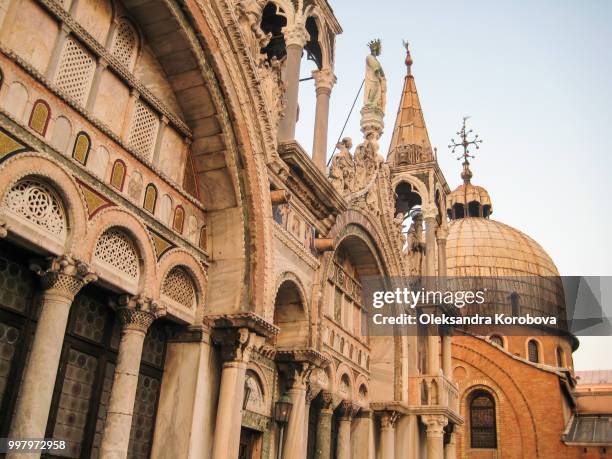 side view of st. mark's cathedral (basilica di san marco) in piazza san marco. - basilica di san marco 個照片及圖片檔