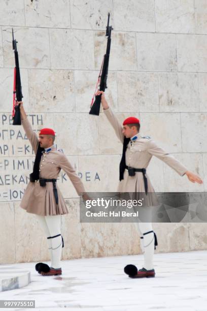 changing of the guard in athens - syntagma square stock pictures, royalty-free photos & images