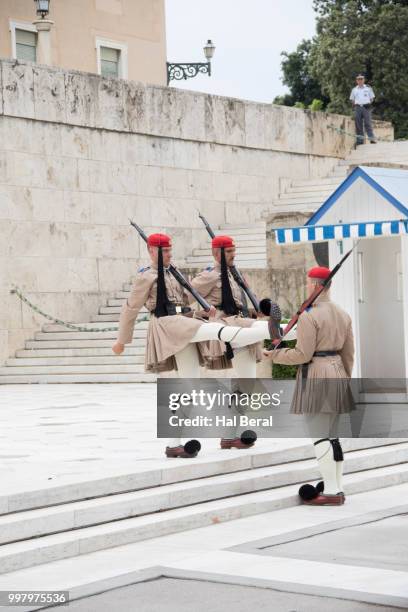 changing of the guard in athens - syntagma square stock pictures, royalty-free photos & images