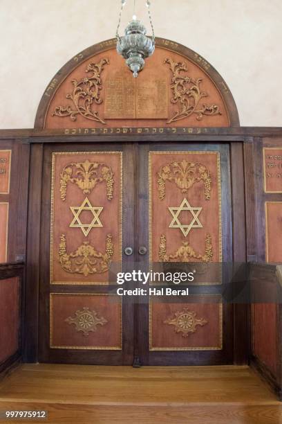 ark holdoing the torah in the romaniote synagogue - ark foto e immagini stock