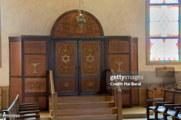 interior of the romaniote synagogue with ark - ark foto e immagini stock
