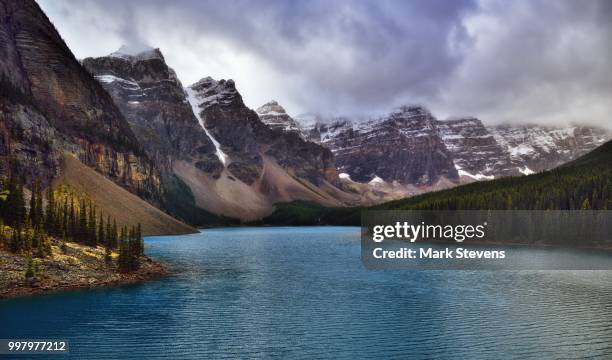 valley of the ten peaks and moraine lake - valley of the ten peaks stock pictures, royalty-free photos & images