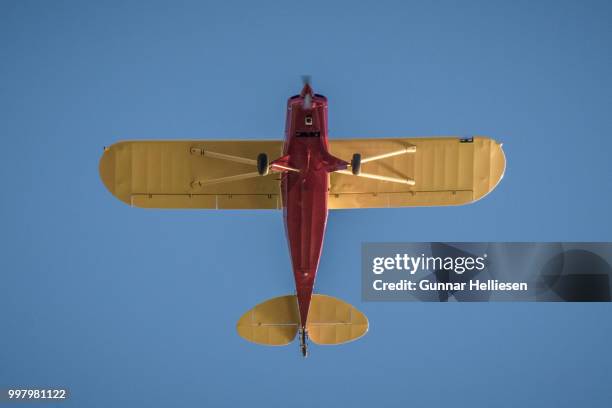 flight path - flight path stock pictures, royalty-free photos & images