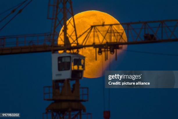 Glance at a partial moon eclipse in Berlin, Germany, 07 August 2017. In a partial moon eclipse Sun, Earth and Moon are nearly in one line. Photo:...