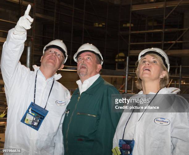 Stephan Weil , the premier of Lower Saxony, Michael Klein, the technical director of the Stade city nuclear power plant, and Elke Twesten , a...