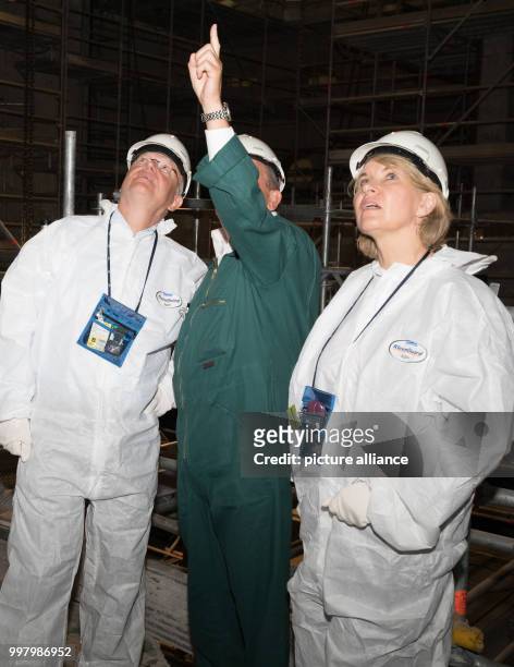 Stephan Weil , the premier of Lower Saxony, Michael Klein, the technical director of the Stade city nuclear power plant, and Elke Twesten , a...