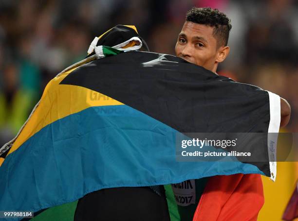 Weltmeisterschaft am im Olympiastadion in London . Wayde van Niekerk aus Südafrika jubelt über seinen Sieg im Finale über 400 m der Männer. Photo:...