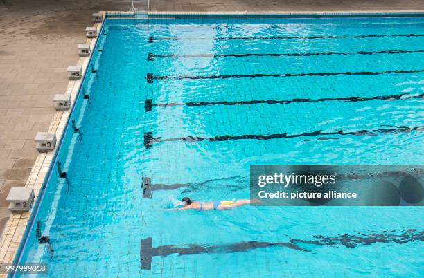 Woman swimming at the Freibad Aschberg open air pool, in couldy weather, in Hamburg, Germany, 8 August 2017. Photo: Daniel Bockwoldt/dpa