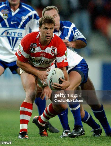 Wayne Bartrim of the Dragons in action during the NRL qualifying final between the Bulldogs and the St George Illawarra Dragons held at the Sydney...