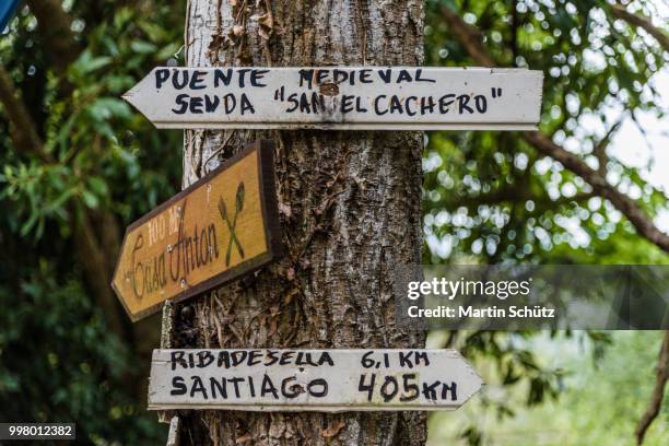 wegweiser am camino del norte - wegweiser imagens e fotografias de stock