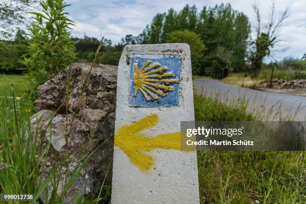 wegweiser am camino del norte - camino 個照片及圖片檔