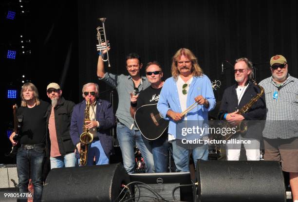 British rock singer Chris Thompson, saxophonist Klaus Doldinger, trumpeter Till Brönner, British singer Nick Van Eede, musician Leslie Mandoki,...