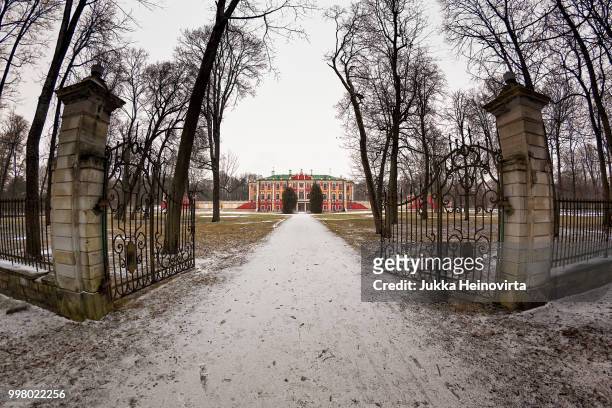 gate to the kadriorg palace - heinovirta stockfoto's en -beelden