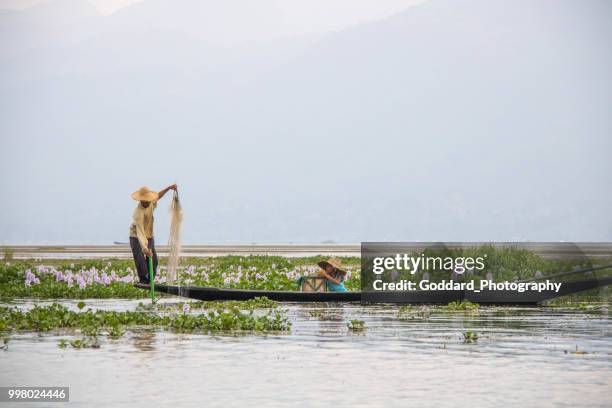 myanmar: pescadores de myanmar (birmania) - cultura birmana fotografías e imágenes de stock