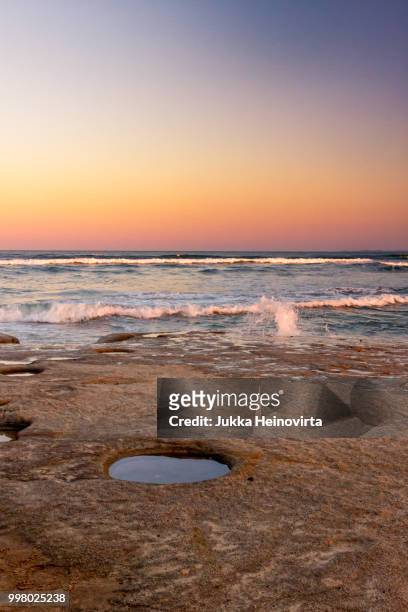 hole in the rocks - heinovirta stockfoto's en -beelden