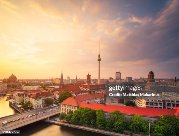 berlin panorama summer sunset skyline with tv tower - makarinus photos et images de collection