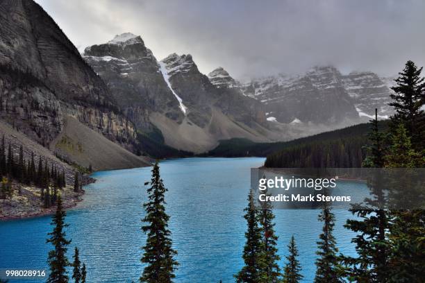 moraine lake and the valley of the ten peaks just beyond the trees - valley of the ten peaks stock pictures, royalty-free photos & images