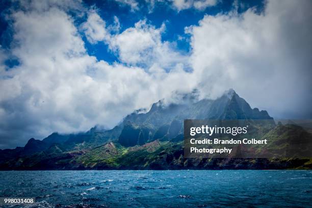 island of kauai - na pali fotografías e imágenes de stock