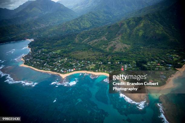 island of kauai - helicopter point of view stock pictures, royalty-free photos & images