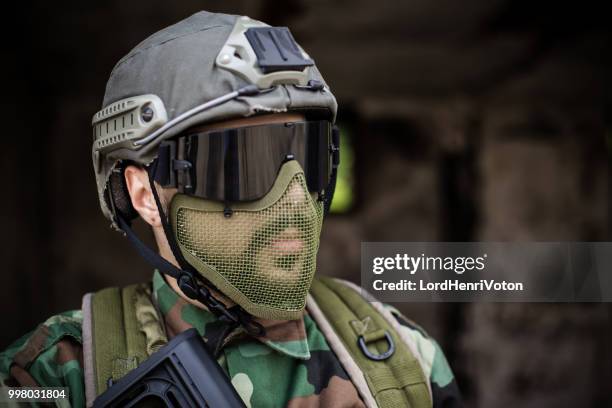 portrait d’un soldat avec casque - airsoft gun photos et images de collection