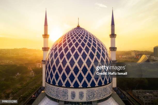the sun sneaks behind a dome of a mosque - hafiz ismail stock pictures, royalty-free photos & images