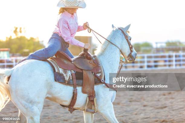 dismount cowgirl utah occidental du coucher du soleil à l’extérieur et rodéo stampede roundup troupeaux à cheval - eyecrave photos et images de collection