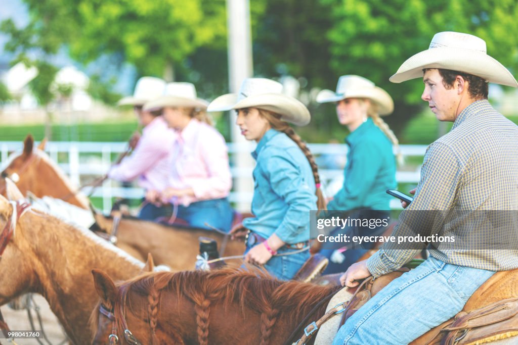 IStock Utah vaquero vaqueras Western Outdoors y Rodeo estampida rodeo montando caballos pastoreando ganado Photoshoot