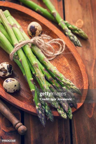 asparagus with quail eggs - loofah stock-fotos und bilder