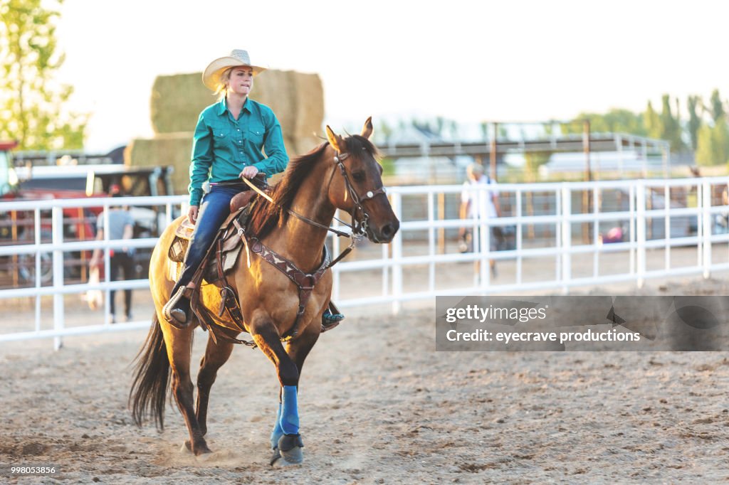 Vaqueras de Utah en el oeste al atardecer al aire libre y Rodeo estampida rodeo montar a caballo, arreo de ganado
