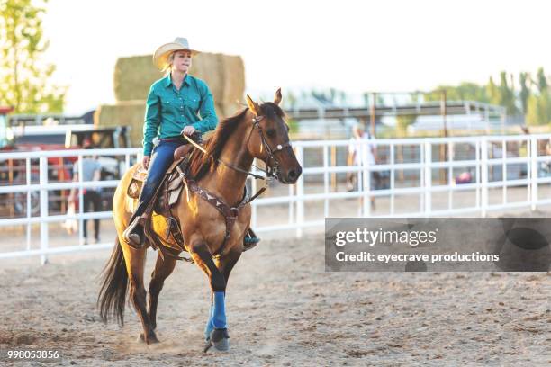 cowgirls utah à l’ouest du coucher du soleil à l’extérieur et le rodéo stampede roundup troupeaux à cheval - eyecrave photos et images de collection