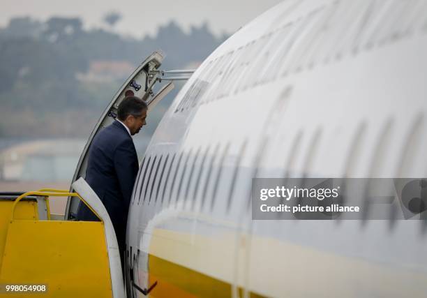 Dpatop - Picture of German Foreign Minister Sigmar Gabriel getting on a German Air Force Airbus A319 which is to take him to South Sudan, taken in...