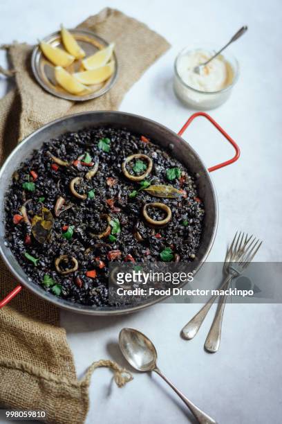 arroz negro ( squid and rice ) - arroz stock-fotos und bilder
