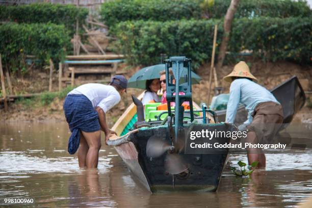 myanmar: inlemeer - birmaanse cultuur stockfoto's en -beelden