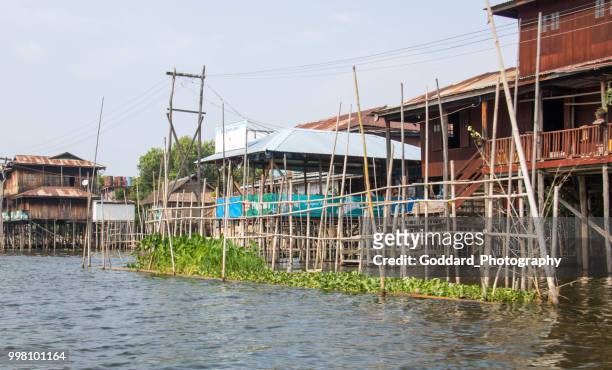 myanmar: inle lake gebäude - myanmarische kultur stock-fotos und bilder