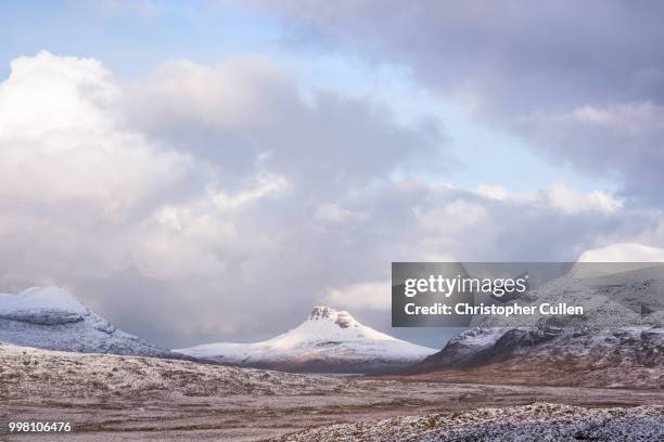 stac pollaidh smoking! - stac pollaidh foto e immagini stock