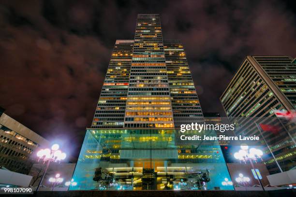 place ville-marie in downtown montreal - ville stockfoto's en -beelden