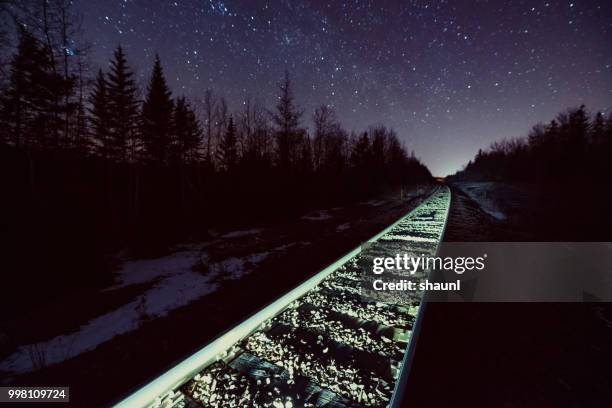 tren nocturno - northern rail fotografías e imágenes de stock