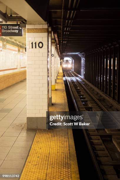 oncoming subway in subway station. - plataforma de estação de metro imagens e fotografias de stock