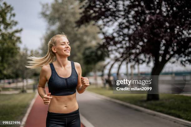 junge frau im freien laufen - milan races stock-fotos und bilder