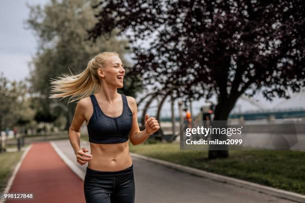 junge frau läuft im freien - milan races stock-fotos und bilder