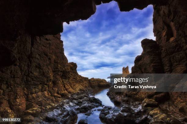 sea kiama cave - kiama stock-fotos und bilder