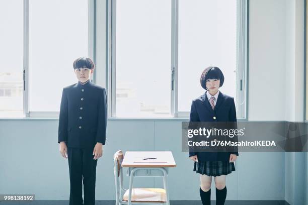 日本での学校生活 - 学生服 ストックフォトと画像