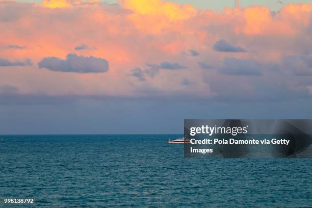 panoramic view of a yacht in the caribbean sea at sunset - pola damonte stockfoto's en -beelden