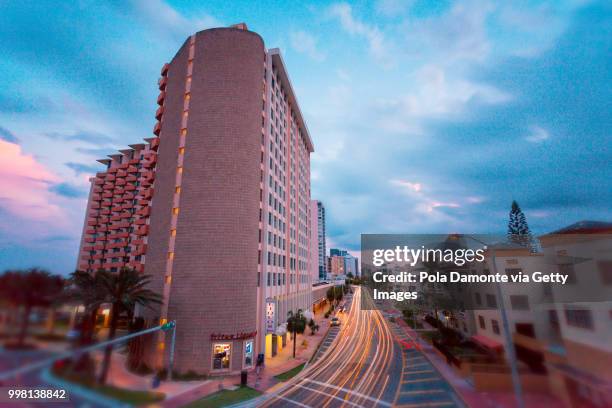 miami south beach at dusk ocean drive, florida, usa - pola damonte bildbanksfoton och bilder