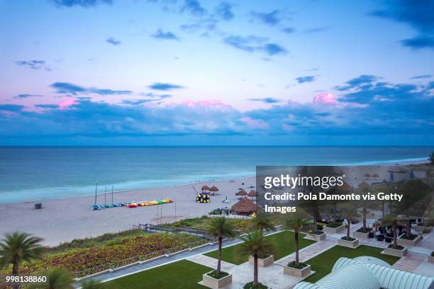 front view of the sun coming down at sunset in fort lauderdale beach, close to las olas boulevard, florida, usa - pola damonte stockfoto's en -beelden