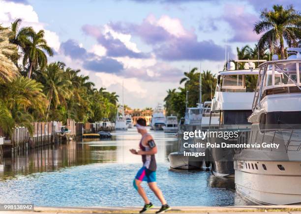 runner at fort lauderdale in las olas boulevard, florida, usa - florida mansions stockfoto's en -beelden